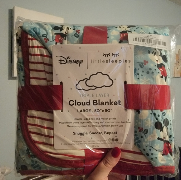 Mickey Winter Wonderland Large Cloud Blanket - Picture 3 of 3